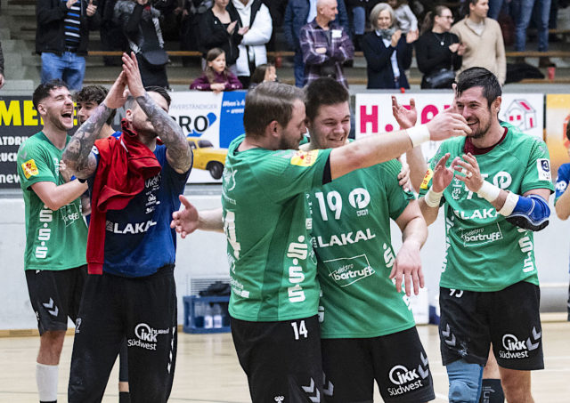 HG-Saarlouis-Krefeld- Glückwünsche für den Matchwinner Lars Weissgerber
